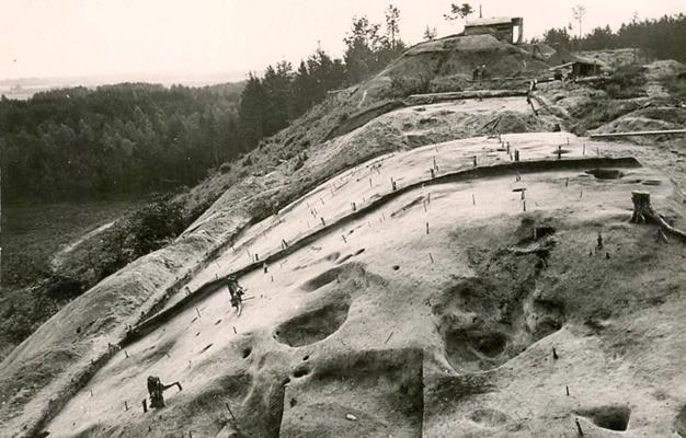 Izrakumu laukumi Ķentes pilskalnā 1955.–1957. gadā.