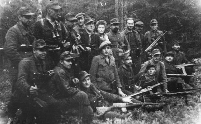 Kabiles grupas nacionālie partizāni savas apmetnes rajonā Kabiles mežā, 1946. gada septembra sākums.