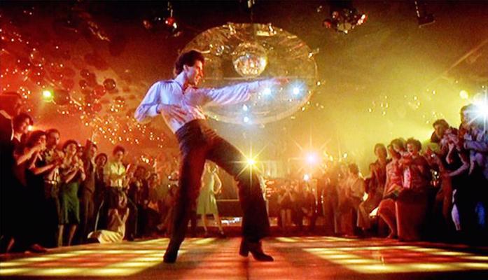Džons Travolta dejo filmā "Sestdienas nakts drudzis" (Saturday Night Fever). 1977. gads.