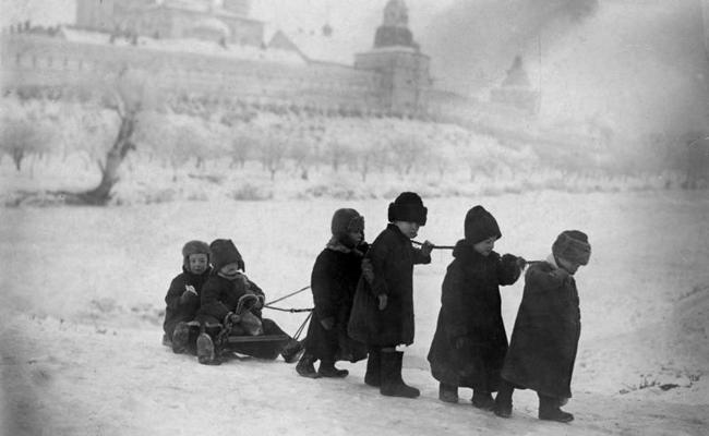 Bērni ziemā ar ragaviņām. Krievija, 1916.–1924. gads.