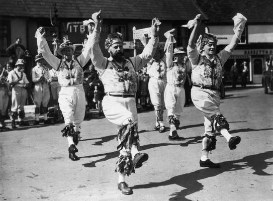 Britu morris dance dejotāji sniedz savu ikgadējo Lieldienu priekšnesumu Eseksā. Lielbritānija, 14.04.1952.
