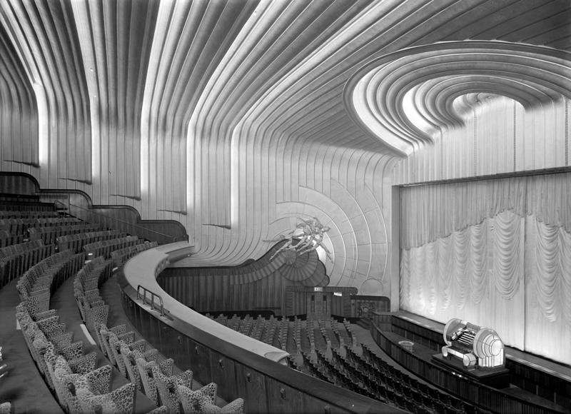 Kinoteātra Odeon zāle. Londona, 1937. gads.
