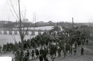 Rīdzinieki priecājas pēc bermontiešu padzīšanas no pilsētas. Bolderāja, 1919. gada beigas.