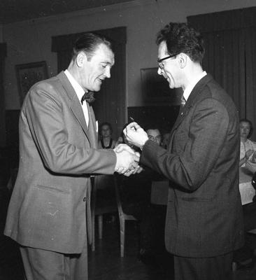 Ali Strunke pasniedz Trimdas Lielā sporta nozīmi vienam no rezultatīvākajiem pirmskara spēlētājiem Voldemāram Šmitam. Stokholma, 1958. gads.
