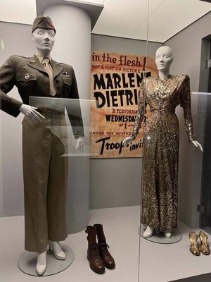Marlēnes Dītrihas kostīmi filmā “Ārzemju lieta” (Foreign Affair, 1948) Berlīnes Kino muzejā. Vācija, 10.12.2023.