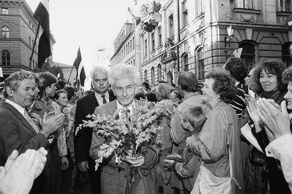 Imants Ziedonis kā Augstākās Padomes deputāts dodas uz mītiņu Daugavas krastmalā. 04.05.1990.