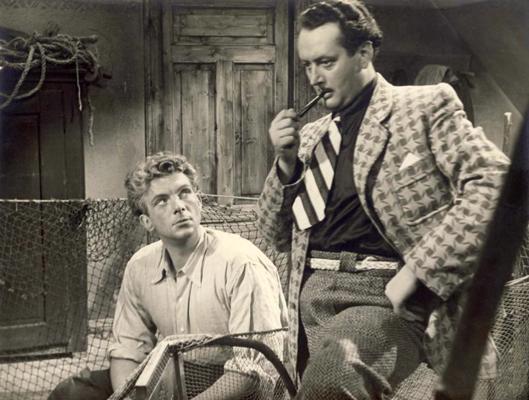 Aina no filmas "Zvejnieka dēls". No kreisās: Oskara lomā Eduards Pāvuls, Freda lomā Arkādijs Feldmanis. 1957. gads.