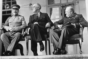 Josifs Staļins, ASV prezidents Franklins Rūzvelts (Franklin Delano Roosevelt) un Lielbritānijas premjerministrs Vinstons Čērčils (Sir Winston Leonard Spencer-Churchill) Teherānas konferencē. 1943. gads.