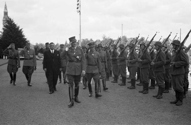 Somijas Valsts prezidents Gustavs Mannerheims Valsts prezidenta inaugurācijas ceremonijas laikā sveic goda sardzes rotu parlamenta priekšā. Helsinki, Somija, 06.09.1944.