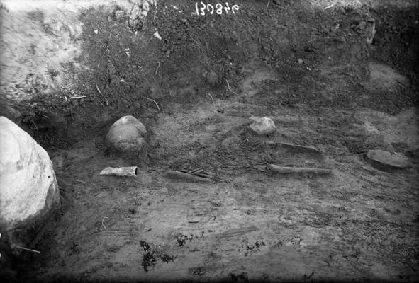 Īles Gailīšu senkapu III uzkalniņā arheoloģisko izrakumu laikā atsegtais kaps "A.A.". Īles pagasts, 1934. gads.