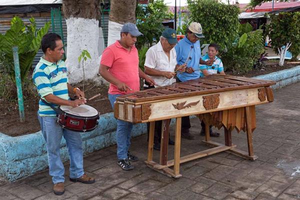 Vīrieši spēlē marimbu. Gvatemala, 11.01.2015.