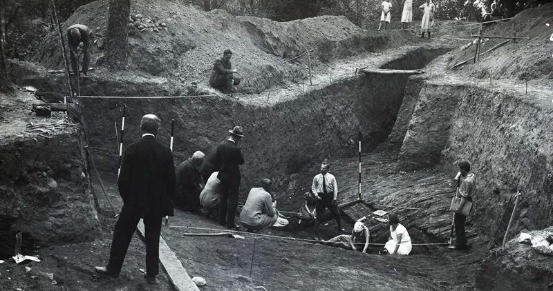 Arheoloģiskās izpētes darbu aina Raunas Tanīsa kalna pilskalnā. Tranšeja “D” – atsegti griesti 13. gs. celtnei. 07.1927.