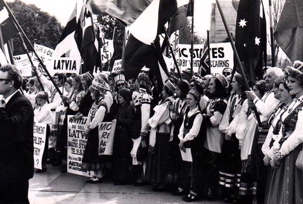 Baltiešu demonstrācija pie Austrālijas federālā parlamenta nama Kanberā, protestējot pret Vitlama valdības lēmumu atzīt Baltijas valstu inkorporāciju Padomju Savienībā de iure. Austrālija, 19.09.1974.