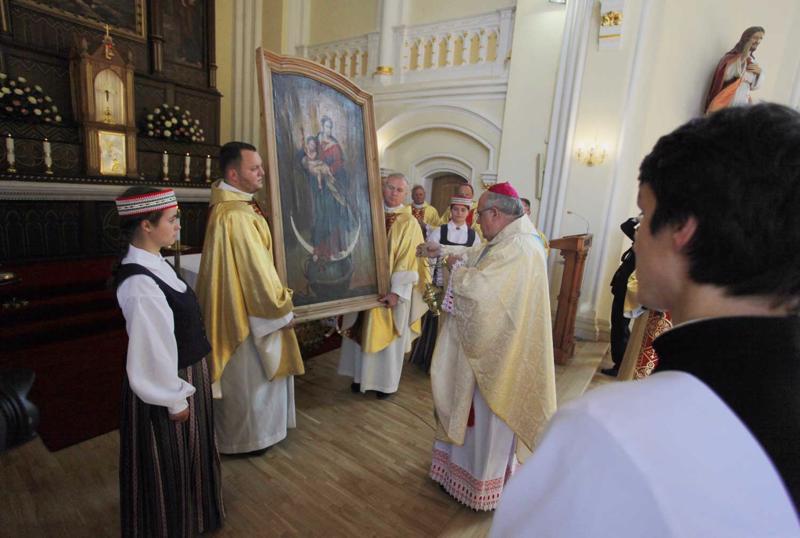 Atgūtās “Uzvaras Dievmātes” gleznas iesvētīšana Jelgavas Bezvainīgās Jaunavas Marijas Romas katoļu katedrālē. 30.09.2017.