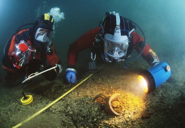 No kreisās: zemūdens arheologs Andrejs Gaspari (Andrej Gaspari) un Matejs Mihailovskis (Matej Mihailovski) ar romiešu māla keramikas gabala fragmentu, kas atrasts Ļubļaņicas upē. Slovēnija, 27.07.2005.