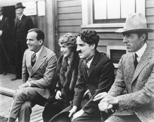 No labās: D. V. Grifits, Čārlijs Čaplins, Mērija Pikforde un Daglass Fērbenkss – kino kompānijas United Artists dibinātāji. 1919. gads.