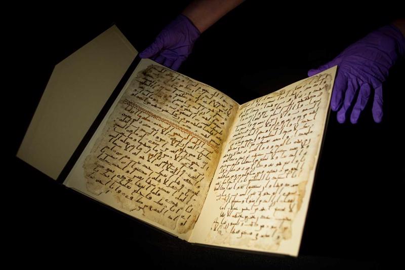 Viens no vecākajiem Korāna manuskriptiem pasaulē, datēts ar 7. gs. sākumu. Birmingemas Universitāte, Anglija, 24.07.2015.