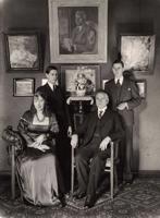 Rakstnieks Viktors Eglītis ar savu ģimeni Rīgas dzīvoklī. No kreisās: dzīvesbiedre Hilda Vīka un Viktors Eglītis, aiz viņiem dēli Vidvuds un Anšlavs, ap 1935. gadu.