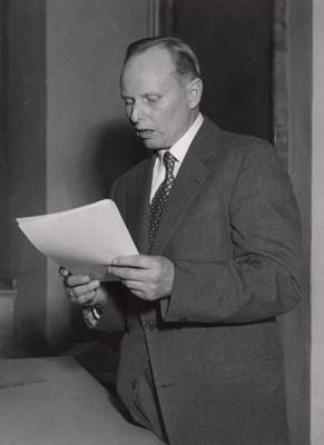Alfreds Dziļums lasa fragmentus no sava jaunākā romāna. Stokholma, 1955. gads.