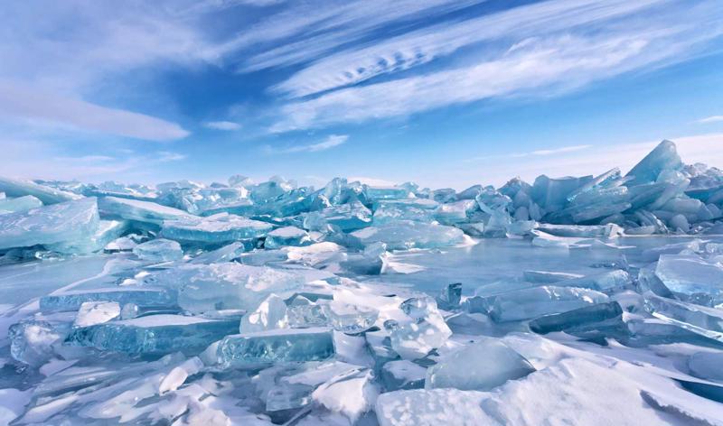 Ledus gabali uz aizsalušā Baikāla ezera. Krievija, 2015. gads.