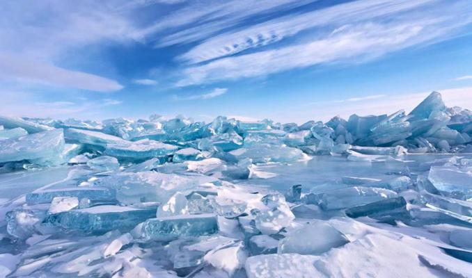 Ledus gabali uz aizsalušā Baikāla ezera. Krievija, 2015. gads.