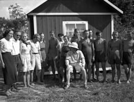 Jersikas pilskalna arheoloģiskās ekspedīcijas dalībnieki, centrā sēž ekspedīcijas vadītājs Francis Balodis. 08.1939.