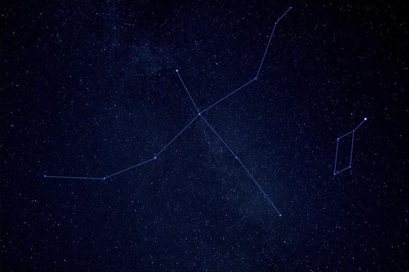 Debess apgabals ar Gulbi un Liru. Ar līnijām parādīta zvaigznāju raksturīgā figūra. 25.10.2020.