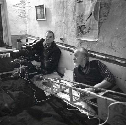 No kreisās: Miks Zvirbulis un Jānis Streičs filmas "Carmen Horrendum" uzņemšanas laikā. 1989. gads.