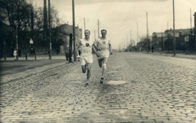 Vilis Cimmermanis (no kreisās) un Arturs Motmillers ielu skrējienā, 20. gs. 20. gadi.