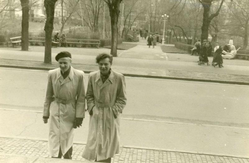No kreisās: lietuviešu literāts, tulkotājs Justīns Marcinkēvičš (Justinas Marcinkevičius) un Jons Kazlausks. Rīga, 1952. gads.