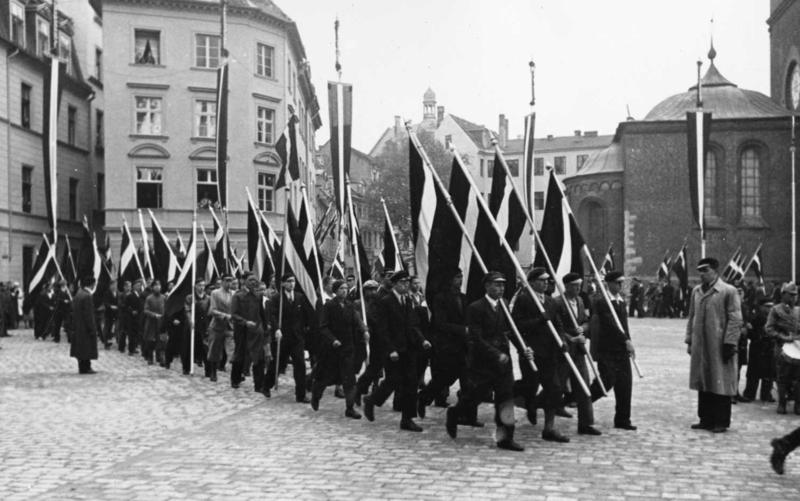 Jaunatnes organizāciju pārstāvju parāde 15. maija laukumā (tagad Doma laukums) par godu Tautas vienotības dienas svinībām. Rīga, 15.05.1937.