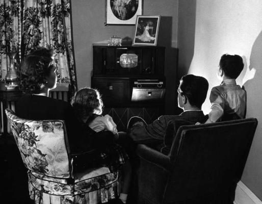Ģimene viesistabā skatās televizoru. ASV, ap 1945. gadu.