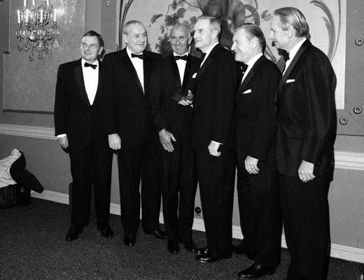 Brāļi Rokfelleri 28.11.1967. Ņujorkā, saņemot Zelta medaļas no Nacionālā sociālo zinātņu institūta (National Institute of Social Sciences).