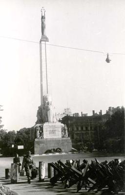 Brīvības piemineklis. Rīga, 04.10.1944.