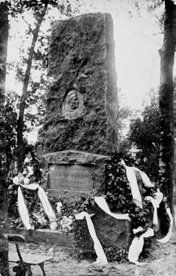 Burkarda Dzeņa veidotais Ādolfa Alunāna kapa piemineklis Jāņa kapsētā (tagad Ādolfa Alunāna parks Jelgavā). 20. gs. otrā desmitgade.