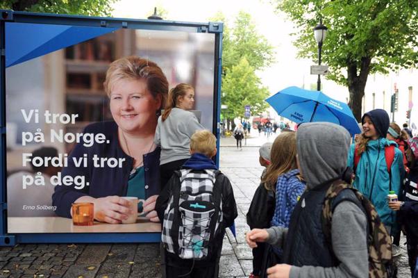 Priekšvēlēšanu aģitācijas plakāts ar saukli "Mēs ticam Norvēģijai. Jo mēs ticam jums." pirms parlamenta vēlēšanām Norvēģijā. Oslo, 29.08.2017.