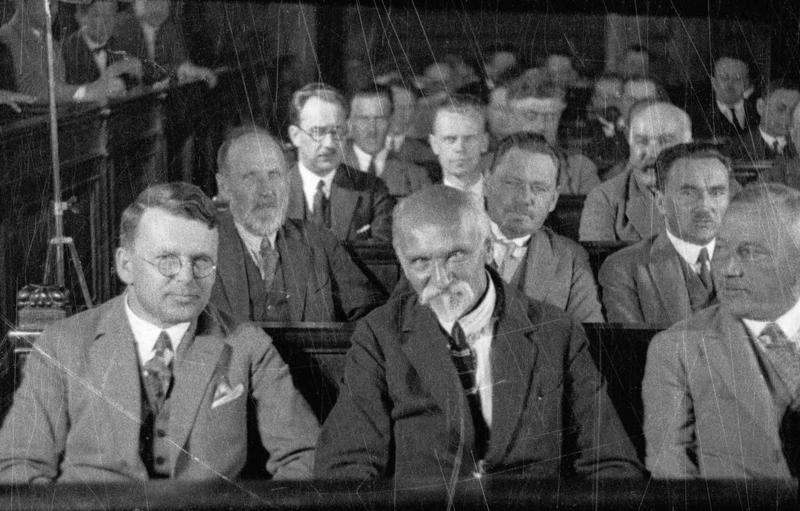 LSDSP frakcijas deputātu grupa Saeimas plenārsēdē. Rīga, 1929. gads.