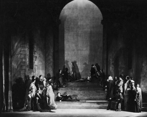 Džons Berimors Hamleta lomā viesizrādēs Londonā. Theatre Royal Haymarket, 1925. gads.
