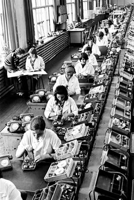 Rūpnīcas VEF telefonu montāžas cehs. 1985. gads.