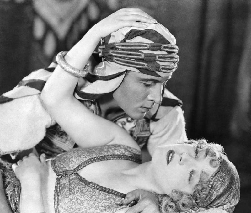 Rūdolfs Valentīno un Vilma Bānki (Vilma Banky) filmā "Šeiha dēls". Holivuda, ASV, 1926. gads.