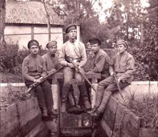 Ziemeļlatvijas brigādes karavīri. 1919. gads. Karavīram vidū – 1891. gada parauga trīslīniju šautene M-1891/1910, dragūnu modifikācija, pārējiem karavīriem šautenes Arisaka Tip “38”.