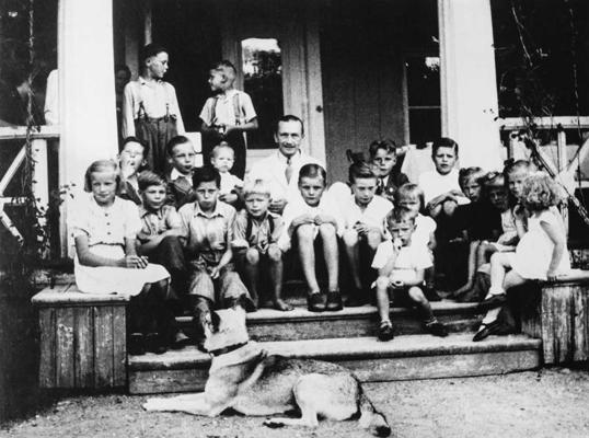 Gustavs Mannerheims ar bērniem dažas dienas pēc Mannerheima 80. dzimšanas dienas. Lohja, Somija, 1947. gads.