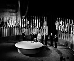 Sīrijas delegācijas priekšsēdētājs Fāriss al Kūrī (فارس الخوري) paraksta Apvienoto Nāciju Organizācijas Statūtus Sanfrancisko konferences laikā. ASV, 26.06.1945.