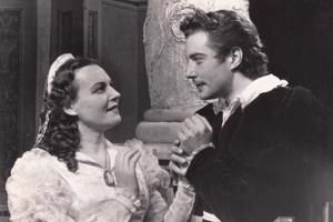 Milda Klētniece Džuljetas lomā un Harijs Liepiņš Romeo lomā Viljama Šekspīra lugas "Romeo un Džuljeta" iestudējumā. 1953. gads.