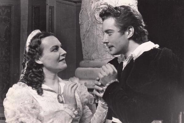 Milda Klētniece Džuljetas lomā un Harijs Liepiņš Romeo lomā Viljama Šekspīra lugas "Romeo un Džuljeta" iestudējumā. 1953. gads.