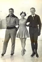 No kreisās: Alfons Bērziņš, Alīse Dzeguze-Kļaviņa un Jānis Zīverts Rīgā, Armijas Sporta kluba laukumā, 1938. gads.