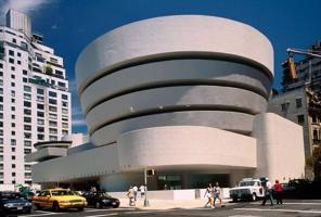 Frenka Loida Raita projektētais Gugenheima muzejs (Guggenheim Museum) Ņujorkā. ASV, 20. gs. beigas.