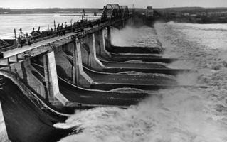 Ķeguma spēkstacijas aizsprosts un tilts pāri Daugavai. 1939. gads.