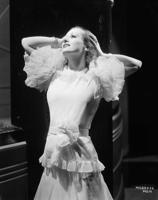 Modes mākslinieka Adriāna radītā kāzu kleita Džoanas Krofordas varonei filmā "Letija Lintone", 1932. gads.