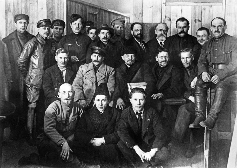 Josifs Staļins (otrajā rindā otrais no kreisās) Krievijas Komunistiskās partijas kongresā. Maskava, 1919. gads.